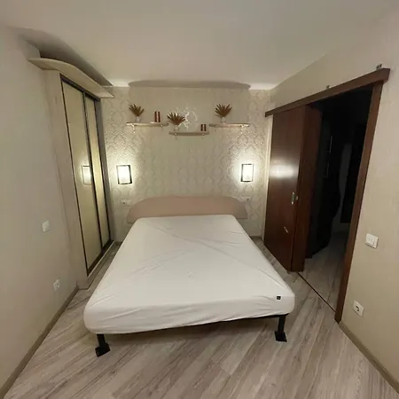 однокімнатна на середньофонтанській біля жд вокзалу Apartman